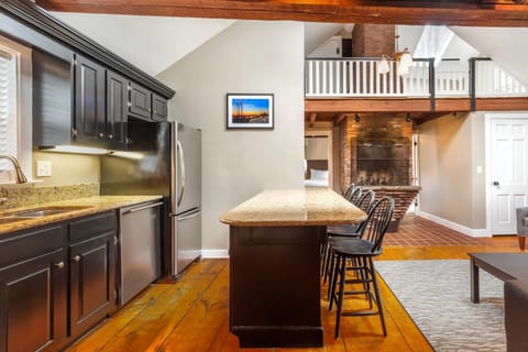 Suite, 1 King Bed, Non Smoking | Individually decorated, individually furnished, iron/ironing board, WiFi