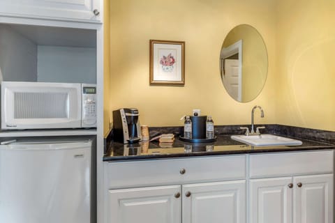 Room, 1 Queen Bed, Non Smoking | Individually decorated, individually furnished, iron/ironing board, WiFi