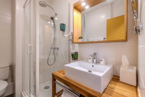 Combined shower/tub, rainfall showerhead, free toiletries, hair dryer