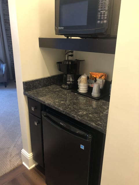 Standard Room, 1 King Bed | Desk, free rollaway beds, free WiFi, bed sheets