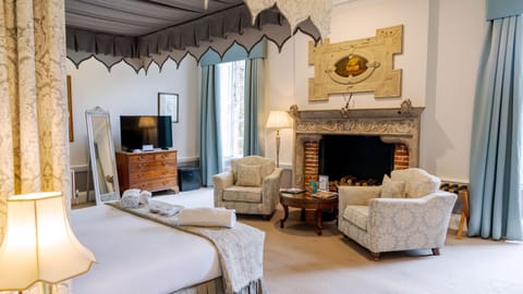 Egyptian cotton sheets, hypo-allergenic bedding, desk, free WiFi