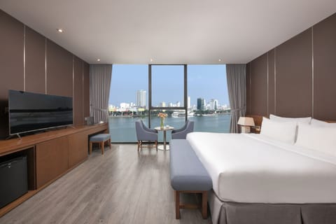 Grand Double Room, 1 King Bed, Non Smoking, Bathtub | Premium bedding, pillowtop beds, minibar, in-room safe