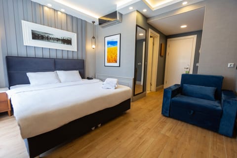 Deluxe Room | Premium bedding, minibar, in-room safe, laptop workspace