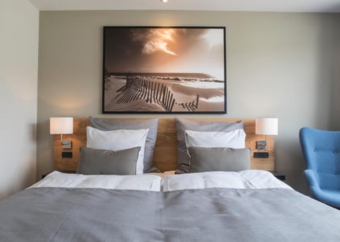 Premium bedding, desk, iron/ironing board, cribs/infant beds