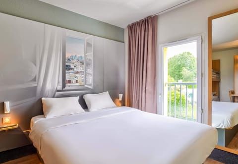 Family Room | Premium bedding, desk, soundproofing, free WiFi