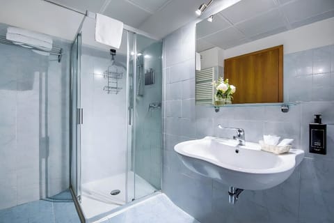 Standard Room | Bathroom | Shower, free toiletries, hair dryer, slippers