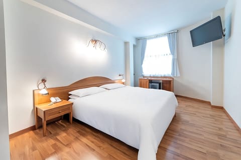 Economy Room | Minibar, in-room safe, desk, soundproofing