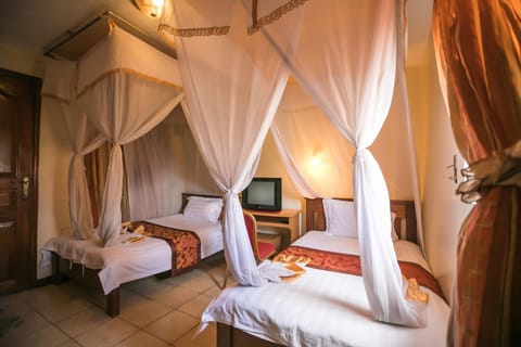 Standard Twin Room | Desk, blackout drapes, soundproofing, iron/ironing board