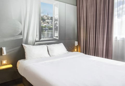 Desk, soundproofing, free WiFi, bed sheets