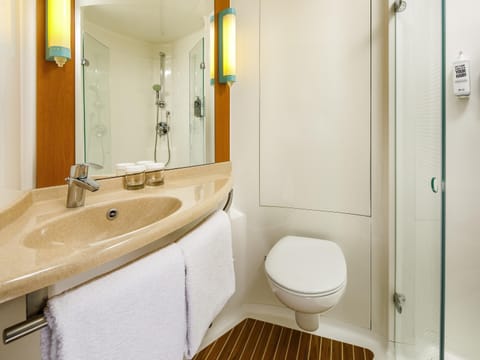 Hypo-allergenic bedding, in-room safe, desk, soundproofing