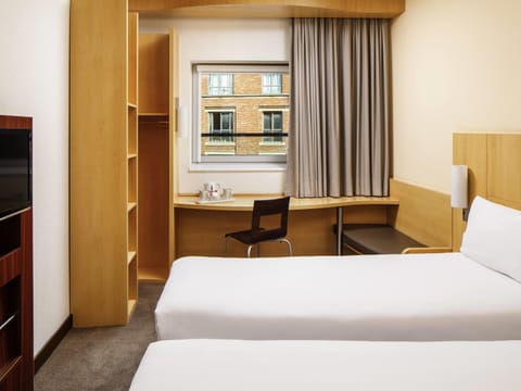 Twin Room, 2 Twin Beds | Hypo-allergenic bedding, in-room safe, desk, soundproofing