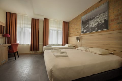 Comfort Triple Room | Desk, free WiFi, bed sheets