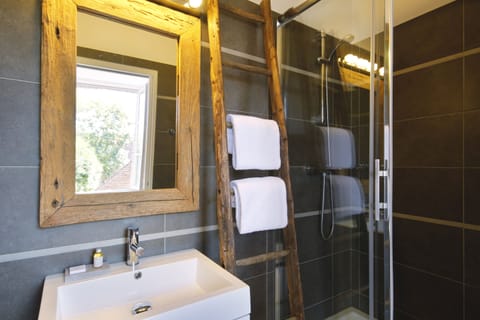 Double Room (White) | Bathroom | Shower, free toiletries, hair dryer, towels