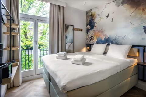 Room (Queen) | In-room safe, iron/ironing board (on request), WiFi (free), bed sheets