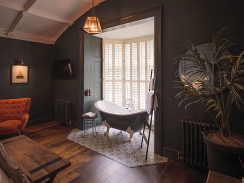 Signature Room | Desk, blackout drapes, iron/ironing board, free WiFi