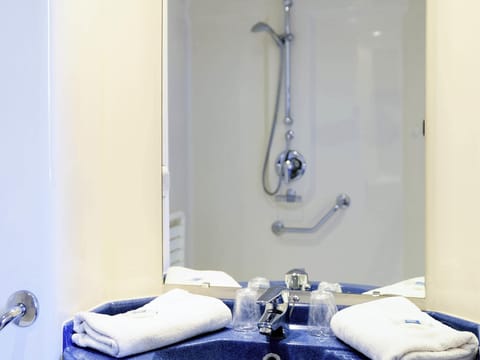 Triple Room, Multiple Beds | Desk, soundproofing, free cribs/infant beds, free WiFi