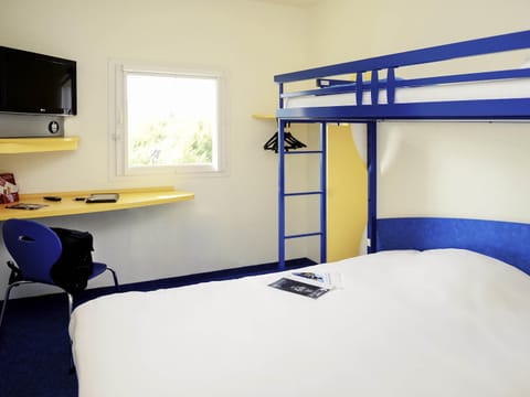 Triple Room, Multiple Beds | Desk, soundproofing, free cribs/infant beds, free WiFi