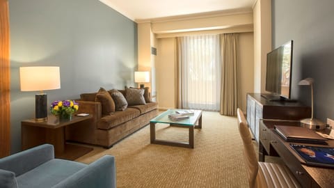 Hypo-allergenic bedding, in-room safe, desk, laptop workspace