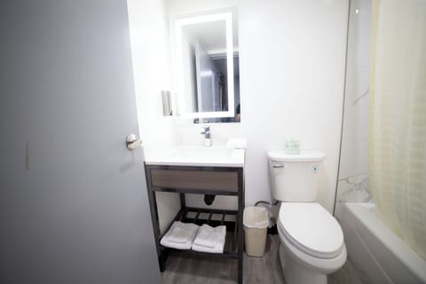 Single Room, 1 King Bed, Smoking | Bathroom | Combined shower/tub, hair dryer, towels