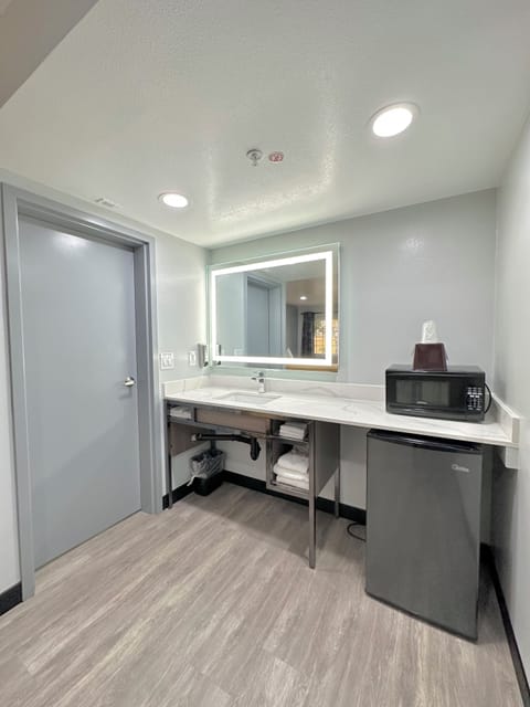 Double or Twin Room, Non Smoking | Bathroom | Combined shower/tub, hair dryer, towels