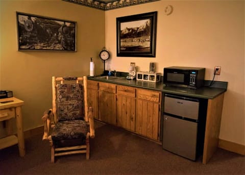 Burlington Suite | Pillowtop beds, iron/ironing board, free cribs/infant beds, free WiFi