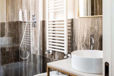 Superior Double or Twin Room | Bathroom | Shower, rainfall showerhead, eco-friendly toiletries, hair dryer