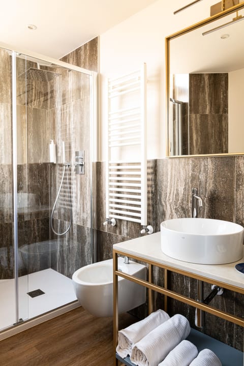 Superior Double or Twin Room | Bathroom | Shower, rainfall showerhead, eco-friendly toiletries, hair dryer