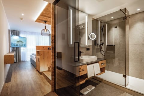 Deluxe Double Room | Hypo-allergenic bedding, down comforters, minibar, in-room safe