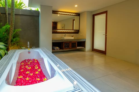 King Room with Pool View | Bathroom | Towels