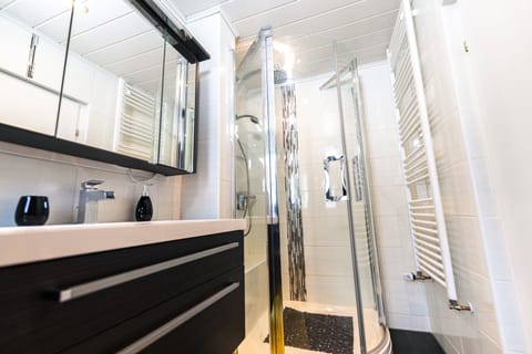 Standard Triple Room, Private Bathroom (3BZS) | Bathroom