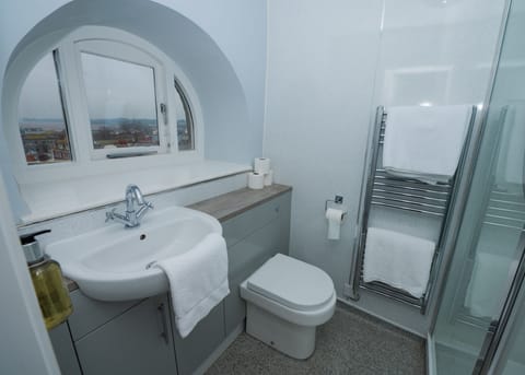 Deluxe Double Room, 1 King Bed, Sea View | Bathroom | Separate tub and shower, free toiletries, hair dryer, towels