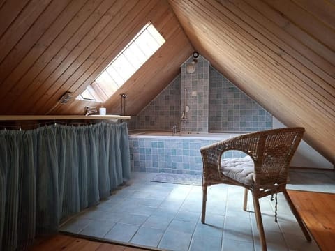 Standard Apartment, 2 Bedrooms | Bathroom | Shower, free toiletries, hair dryer, towels