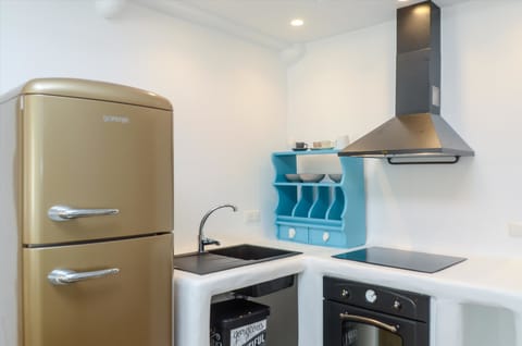 Deluxe Suite | Private kitchen | Fridge, espresso maker, coffee/tea maker, electric kettle