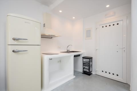 Queen Suite | Private kitchen | Fridge, espresso maker, coffee/tea maker, electric kettle