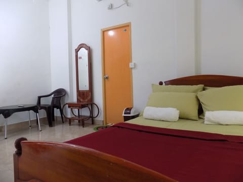 Double Room, Garden View | Desk, rollaway beds, free WiFi