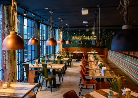 3 restaurants; breakfast, lunch, and dinner served