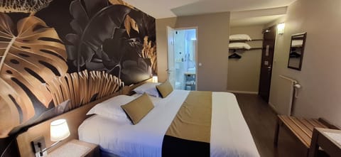 Premium Double Room, 1 King Bed, Non Smoking, Private Bathroom | Desk, free WiFi, bed sheets