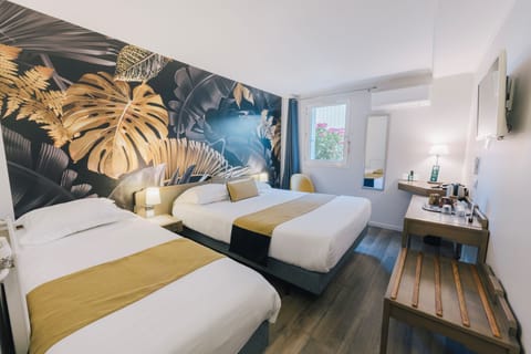 Club Triple Room, Multiple Beds, Non Smoking, Private Bathroom | Desk, free WiFi, bed sheets