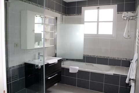 Family Suite, 2 Bedrooms | Bathroom | Free toiletries, hair dryer, towels