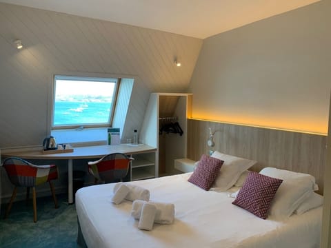 Romantic Room | Premium bedding, individually decorated, desk, laptop workspace