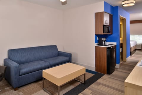 Pillowtop beds, desk, laptop workspace, blackout drapes