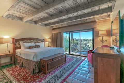 Room, 1 King Bed (Casita) | Hypo-allergenic bedding, pillowtop beds, in-room safe