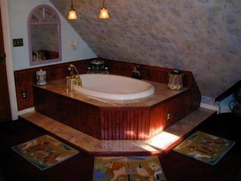 Traditional Room, 1 King Bed (Carousel) | Deep soaking bathtub
