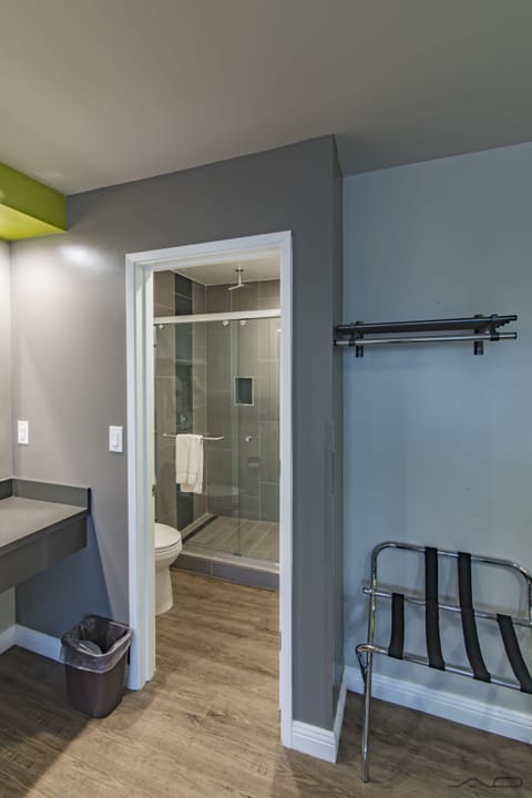 Combined shower/tub, free toiletries, towels