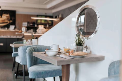 Daily buffet breakfast (EUR 19.00 per person)