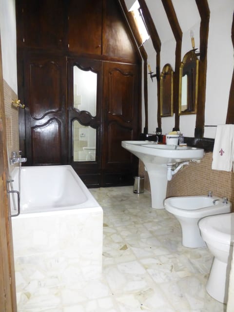 Suite (Plantagenet) | Bathroom | Free toiletries, hair dryer, bathrobes, slippers