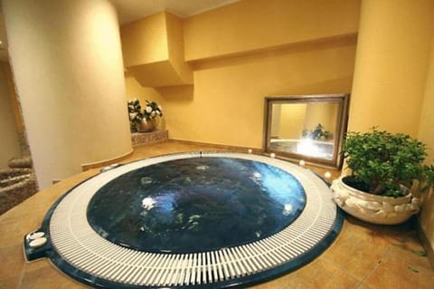 Sauna, hot tub, steam room, massages