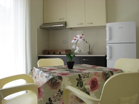 Apartment, 1 Bedroom, Balcony, Garden View | In-room dining