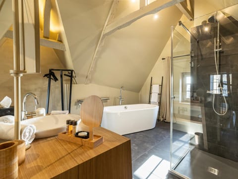 Deluxe Double Room, Ensuite, City View (Executive Luang Prabang) | Bathroom