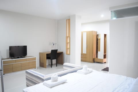 Junior Suite | Desk, blackout drapes, free WiFi
